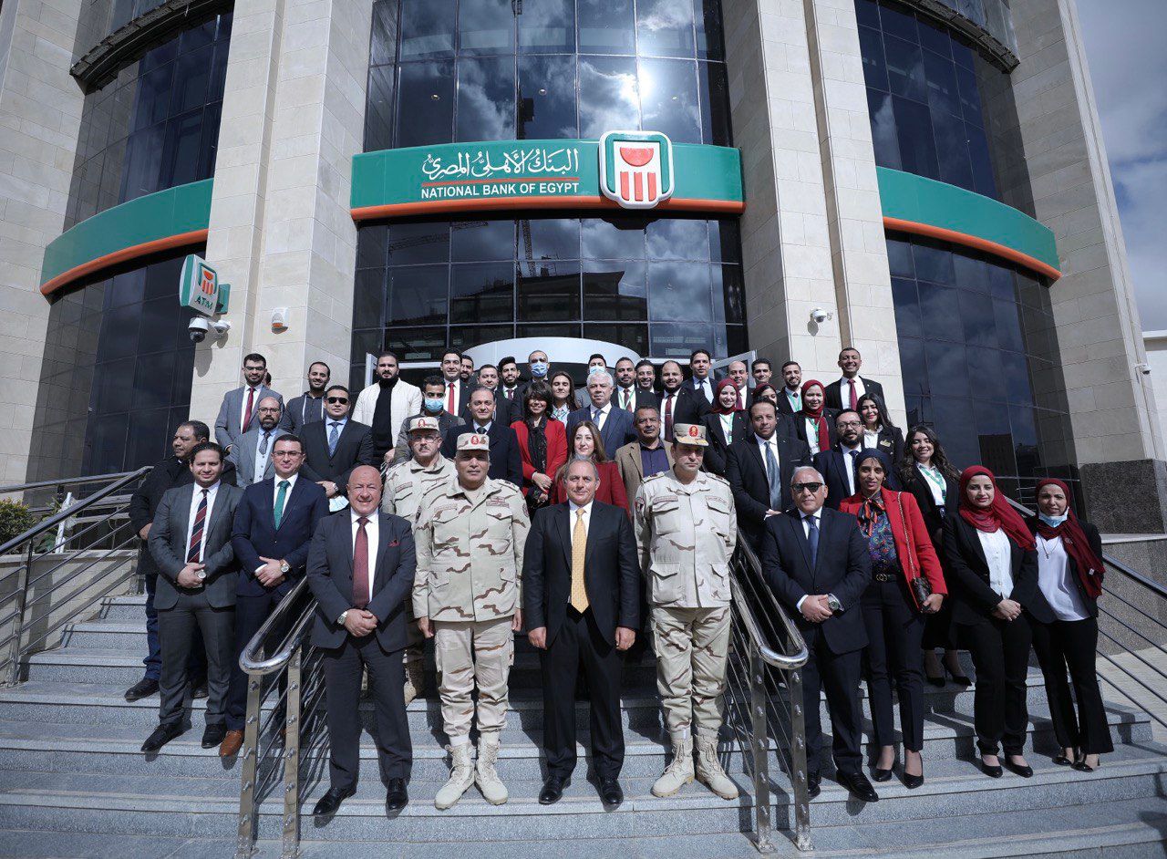 السيد اللواء /ايهاب الفار رئيس الهيئة الهندسية للقوات المسلحة مع قيادات البنك اثناء افتتاح الفرع