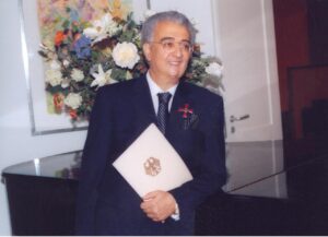 الدكتور نادر رياض خلال تقلده وسام الاستحقاق الألماني من الطبقة الاولي