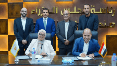انطلاقًا من رؤية الدولة المصرية بالاستثمار في رأس المال البشري وتعزيز مكانة مصر كمركز إقليمي لإعداد الكوادر المؤهلة لسوق العمل المحلي والدولي، وقع صندوق تطوير التعليم التابع لرئاسة مجلس الوزراء بروتوكول تعاون مع أكاديمية بلاك دايموند للخدمات التسويقية، بهدف إطلاق أول برنامج مهني متخصص في التسويق العقاري، يمنح شهادة دولية معتمدة من المعهد الأمريكي بالولايات المتحدة الأمريكية، وذلك من خلال أكاديمية الترخيص للعمل الدولي التابعة للصندوق. ويشارك في البرنامج التدريبي نخبة من الخبراء الدوليين من ألمانيا والإمارات ومصر، بما يضمن تبادل الخبرات الدولية وإعداد جيل من المسوقين العقاريين المصريين قادر على المنافسة محليًا وعالميًا وفق أحدث الممارسات والمعايير الدولية . وفي هذا السياق، أكدت د. رشا سعد شرف، الأمين العام لصندوق تطوير التعليم، أن توقيع هذا البروتوكول يأتي في إطار الدور المحوري الذي يضطلع به الصندوق في دعم توجهات الدولة المصرية نحو بناء الإنسان وتنمية القدرات البشرية باعتبارها الركيزة الأساسية للتنمية الشاملة والمستدامة، ويمثل التعاون مع أكاديمية بلاك دايموند نموذجًا متكاملًا للشراكة الفعالة بين مؤسسات الدولة والقطاع الخاص لخدمة أهداف التنمية الوطنية. وأضافت - في البيان الصحفي الصادر عن الصندوق - أن الصندوق يولى اهتمامًا خاصًا بقطاع العقارات بوصفه أحد القطاعات الحيوية التي تمثل قاطرة للنمو الاقتصادي، ومن ثم فإن إعداد كوادر متخصصة قادرة على استيعاب متطلبات السوق الدولي في مجال التسويق والتطوير العقاري يعد أولوية قصوى ضمن الخطط الاستراتيجية للصندوق. وأوضحت «شرف» أن أكاديمية الترخيص للعمل الدولي تحرص على أن تكون البرامج التدريبية والمهنية المقدمة مبنية على أسس علمية وعملية متكاملة، تتضمن مناهج تدريبية ومهنية متطورة وآليات تقييم دقيقة، بالإضافة إلى إتاحة منصات تعليمية رقمية تدعم التعلم المستمر وتواكب التحول الرقمي الذي يشهده العالم. واختتمت الأمين العام تصريحها بالتأكيد على أن هذا التعاون سيكون خطوة رائدة نحو تمكين الشباب المصري من الاندماج بكفاءة في سوق العمل العالمي وتحقيق التميز في مجالات التسويق العقاري محليًا ودوليًا، بما يعزز من تنافسية الاقتصاد المصري ويرسخ مكانة مصر كمركز لتصدير الكفاءات البشرية المؤهلة. ويؤكد صندوق تطوير التعليم أن هذا البروتوكول يمثل إضافة نوعية إلى منظومة برامجه وامتدادًا لجهوده المستمرة في تأهيل الشباب المصري وتأمين فرص عمل نوعية لهم داخل مصر وخارجها بما يواكب متطلبات الجمهورية الجديدة ورؤية مصر 2030. من جانبه، أكد أحمد أبو رية، الرئيس التنفيذي لشركة بلاك دايموند لتنظيم المعارض والمؤتمرات، أن توقيع البروتوكول يأتي في وقت يشهد فيه القطاع العقاري أهمية متعاظمة للدولة التي تستهدف مضاعفة الرقعة المعمورة، وتسعى لتوفير السكن الملائم لكل المصريين، فضلاً عن أن العقار يمثل محركًا أساسيًا للنمو الاقتصادي، ويوفر 10 ملايين فرصة عمل بشكل مباشر وغير مباشر، بجانب تحريك 105 صناعات مرتبطة بصناعة العقار. وأضاف أن هذا البروتوكول يخلق آلية جديدة لعمل الوسيط والمسوق العقاري، ويستهدف توفير الفرصة الكاملة للعاملين كمسوقين عقاريين للحصول على برنامج مهني مُكثف، يعقبه اختبار حقيقي للحصول على شهادة مزاولة المهنة بالنسبة للوسيط الحر أو الذي يعمل في إحدى شركات التسويق العقاري، من أجل الحفاظ على سمعة المهنة وكذلك اكتساب المصداقية لدى العملاء، والحد من تعبير «التسويق العقاري أصبحت مهنة من لا مهنة له». يُذكر أن مراسم التوقيع شهدت حضور عدد من كبار المطورين بمصر في مقدمتهم المهندس أحمد صبور عضو مجلس الشيوخ ورئيس مجلس الإدارة والعضو المنتدب لشركة «الأهلي ـ صبور»، المهندس وليد مختار رئيس مجلس إدارة شركة ايوان وأمين عام مجلس التصدير العقاري، والمهندس أيمن عامر المدير العام لشركة سوديك، والمهندس أحمد العدوي الرئيس التنفيذي لشركة إنرشيا للتطوير العقارى، والمهندس حسين أحمد صبور نائب رئيس مجلس إدارة شركة لاند مارك العقارية (LMD).