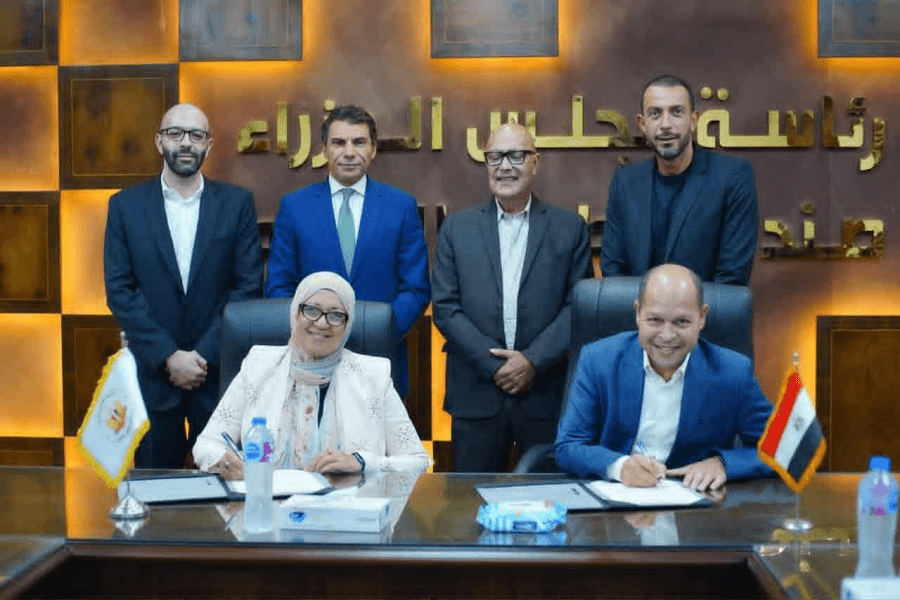 انطلاقًا من رؤية الدولة المصرية بالاستثمار في رأس المال البشري وتعزيز مكانة مصر كمركز إقليمي لإعداد الكوادر المؤهلة لسوق العمل المحلي والدولي، وقع صندوق تطوير التعليم التابع لرئاسة مجلس الوزراء بروتوكول تعاون مع أكاديمية بلاك دايموند للخدمات التسويقية، بهدف إطلاق أول برنامج مهني متخصص في التسويق العقاري، يمنح شهادة دولية معتمدة من المعهد الأمريكي بالولايات المتحدة الأمريكية، وذلك من خلال أكاديمية الترخيص للعمل الدولي التابعة للصندوق. ويشارك في البرنامج التدريبي نخبة من الخبراء الدوليين من ألمانيا والإمارات ومصر، بما يضمن تبادل الخبرات الدولية وإعداد جيل من المسوقين العقاريين المصريين قادر على المنافسة محليًا وعالميًا وفق أحدث الممارسات والمعايير الدولية . وفي هذا السياق، أكدت د. رشا سعد شرف، الأمين العام لصندوق تطوير التعليم، أن توقيع هذا البروتوكول يأتي في إطار الدور المحوري الذي يضطلع به الصندوق في دعم توجهات الدولة المصرية نحو بناء الإنسان وتنمية القدرات البشرية باعتبارها الركيزة الأساسية للتنمية الشاملة والمستدامة، ويمثل التعاون مع أكاديمية بلاك دايموند نموذجًا متكاملًا للشراكة الفعالة بين مؤسسات الدولة والقطاع الخاص لخدمة أهداف التنمية الوطنية. وأضافت - في البيان الصحفي الصادر عن الصندوق - أن الصندوق يولى اهتمامًا خاصًا بقطاع العقارات بوصفه أحد القطاعات الحيوية التي تمثل قاطرة للنمو الاقتصادي، ومن ثم فإن إعداد كوادر متخصصة قادرة على استيعاب متطلبات السوق الدولي في مجال التسويق والتطوير العقاري يعد أولوية قصوى ضمن الخطط الاستراتيجية للصندوق. وأوضحت «شرف» أن أكاديمية الترخيص للعمل الدولي تحرص على أن تكون البرامج التدريبية والمهنية المقدمة مبنية على أسس علمية وعملية متكاملة، تتضمن مناهج تدريبية ومهنية متطورة وآليات تقييم دقيقة، بالإضافة إلى إتاحة منصات تعليمية رقمية تدعم التعلم المستمر وتواكب التحول الرقمي الذي يشهده العالم. واختتمت الأمين العام تصريحها بالتأكيد على أن هذا التعاون سيكون خطوة رائدة نحو تمكين الشباب المصري من الاندماج بكفاءة في سوق العمل العالمي وتحقيق التميز في مجالات التسويق العقاري محليًا ودوليًا، بما يعزز من تنافسية الاقتصاد المصري ويرسخ مكانة مصر كمركز لتصدير الكفاءات البشرية المؤهلة. ويؤكد صندوق تطوير التعليم أن هذا البروتوكول يمثل إضافة نوعية إلى منظومة برامجه وامتدادًا لجهوده المستمرة في تأهيل الشباب المصري وتأمين فرص عمل نوعية لهم داخل مصر وخارجها بما يواكب متطلبات الجمهورية الجديدة ورؤية مصر 2030. من جانبه، أكد أحمد أبو رية، الرئيس التنفيذي لشركة بلاك دايموند لتنظيم المعارض والمؤتمرات، أن توقيع البروتوكول يأتي في وقت يشهد فيه القطاع العقاري أهمية متعاظمة للدولة التي تستهدف مضاعفة الرقعة المعمورة، وتسعى لتوفير السكن الملائم لكل المصريين، فضلاً عن أن العقار يمثل محركًا أساسيًا للنمو الاقتصادي، ويوفر 10 ملايين فرصة عمل بشكل مباشر وغير مباشر، بجانب تحريك 105 صناعات مرتبطة بصناعة العقار. وأضاف أن هذا البروتوكول يخلق آلية جديدة لعمل الوسيط والمسوق العقاري، ويستهدف توفير الفرصة الكاملة للعاملين كمسوقين عقاريين للحصول على برنامج مهني مُكثف، يعقبه اختبار حقيقي للحصول على شهادة مزاولة المهنة بالنسبة للوسيط الحر أو الذي يعمل في إحدى شركات التسويق العقاري، من أجل الحفاظ على سمعة المهنة وكذلك اكتساب المصداقية لدى العملاء، والحد من تعبير «التسويق العقاري أصبحت مهنة من لا مهنة له». يُذكر أن مراسم التوقيع شهدت حضور عدد من كبار المطورين بمصر في مقدمتهم المهندس أحمد صبور عضو مجلس الشيوخ ورئيس مجلس الإدارة والعضو المنتدب لشركة «الأهلي ـ صبور»، المهندس وليد مختار رئيس مجلس إدارة شركة ايوان وأمين عام مجلس التصدير العقاري، والمهندس أيمن عامر المدير العام لشركة سوديك، والمهندس أحمد العدوي الرئيس التنفيذي لشركة إنرشيا للتطوير العقارى، والمهندس حسين أحمد صبور نائب رئيس مجلس إدارة شركة لاند مارك العقارية (LMD).