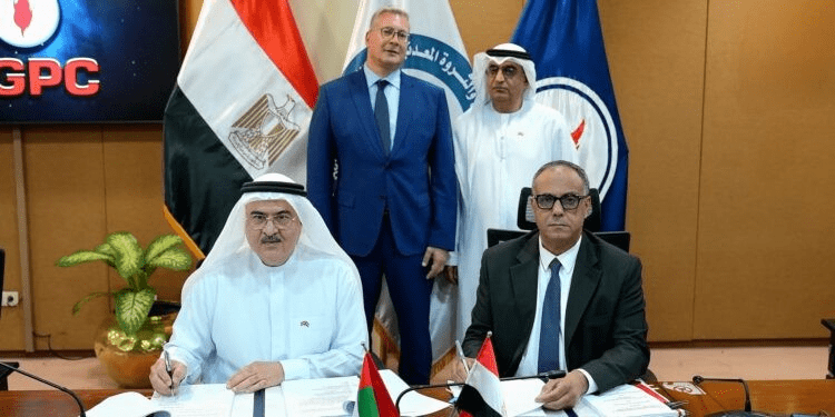 البترول توقع 3 اتفاقيات جديدة للبحث عن البترول والغاز باستثمارات 121 مليون دولار