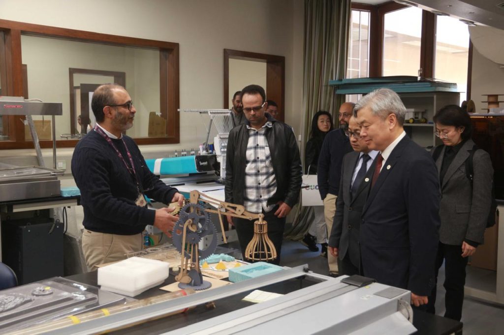 الجامعة الأمريكية بالقاهره تستقبل وفدا جامعة الصين للاتصالات