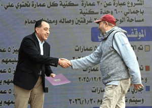 "رئيس الوزراء" يُسلم عقود وحدات إسكان الطود
