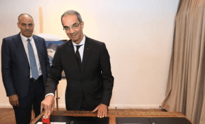 "وزير الاتصالات "يدشن طابعًا تذكاريًا لمرور 160 عامًا على البريد المصري